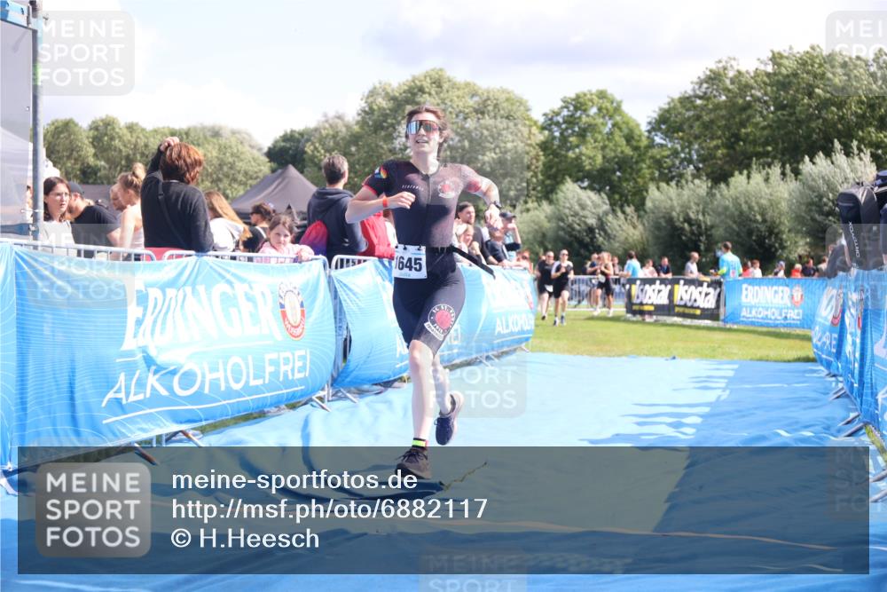 25.08.2024 - Elbe Triathlon Hamburg H.Heesch http://msf.ph/oto/6882117 25.08.2024 11:58:21 Ziel 512, 1645, 1658 meine-sportfotos.de
