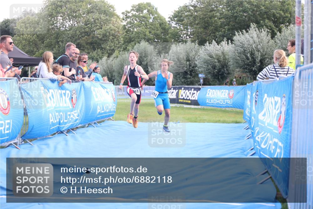 25.08.2024 - Elbe Triathlon Hamburg H.Heesch http://msf.ph/oto/6882118 25.08.2024 12:43:12 Ziel 1761, 1762 meine-sportfotos.de