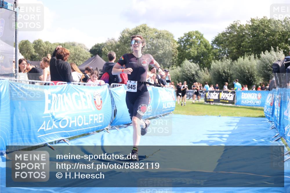 25.08.2024 - Elbe Triathlon Hamburg H.Heesch http://msf.ph/oto/6882119 25.08.2024 11:58:21 Ziel 512, 1645, 1658 meine-sportfotos.de