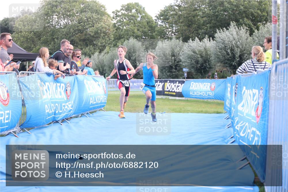 25.08.2024 - Elbe Triathlon Hamburg H.Heesch http://msf.ph/oto/6882120 25.08.2024 12:43:12 Ziel 1761, 1762 meine-sportfotos.de