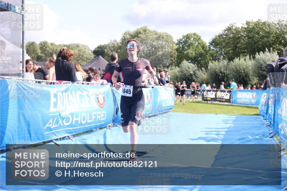 25.08.2024 - Elbe Triathlon Hamburg H.Heesch http://msf.ph/oto/6882121 25.08.2024 11:58:21 Ziel 512, 1645, 1658 meine-sportfotos.de