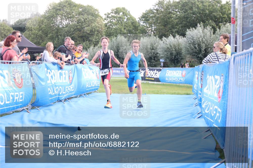 25.08.2024 - Elbe Triathlon Hamburg H.Heesch http://msf.ph/oto/6882122 25.08.2024 12:43:13 Ziel 1761, 1762 meine-sportfotos.de