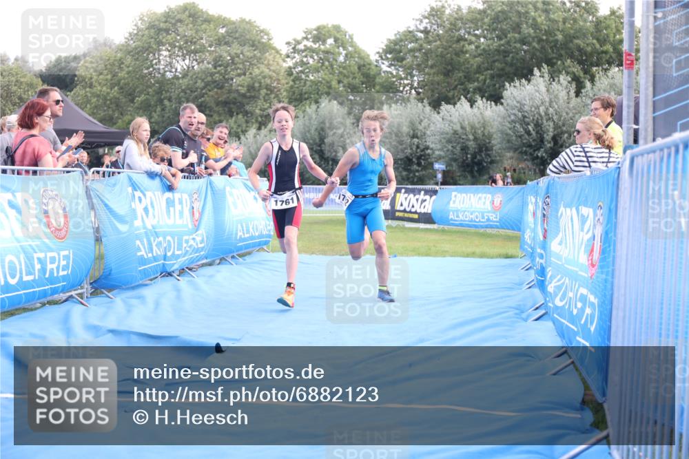 25.08.2024 - Elbe Triathlon Hamburg H.Heesch http://msf.ph/oto/6882123 25.08.2024 12:43:13 Ziel 1761, 1762 meine-sportfotos.de