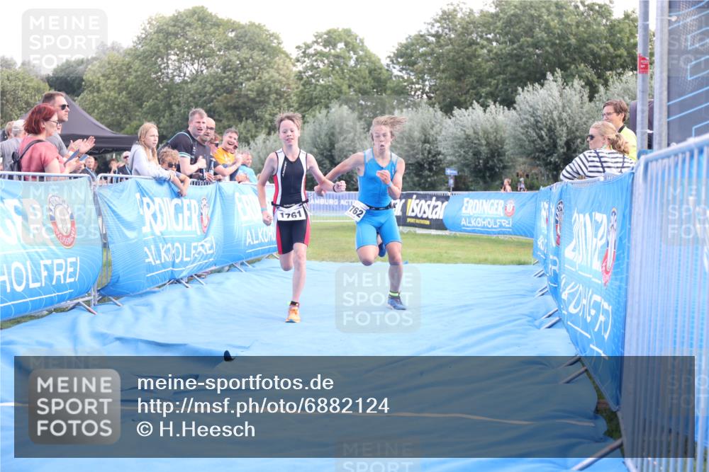 25.08.2024 - Elbe Triathlon Hamburg H.Heesch http://msf.ph/oto/6882124 25.08.2024 12:43:13 Ziel 1761, 1762 meine-sportfotos.de