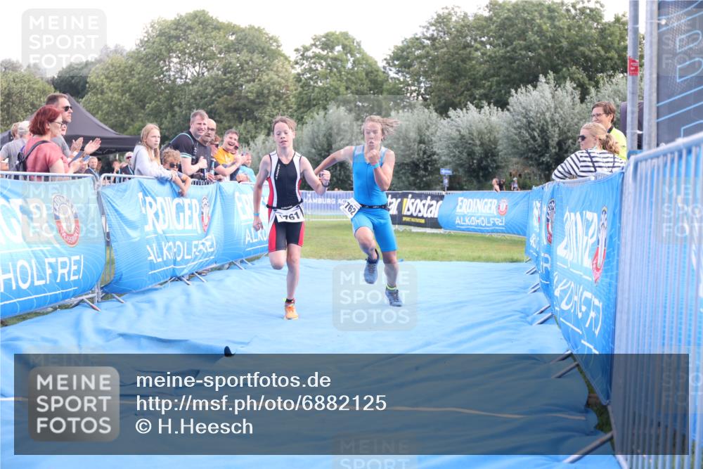 25.08.2024 - Elbe Triathlon Hamburg H.Heesch http://msf.ph/oto/6882125 25.08.2024 12:43:13 Ziel 1761, 1762 meine-sportfotos.de