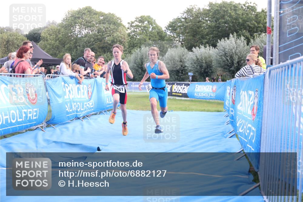 25.08.2024 - Elbe Triathlon Hamburg H.Heesch http://msf.ph/oto/6882127 25.08.2024 12:43:13 Ziel 1761, 1762 meine-sportfotos.de