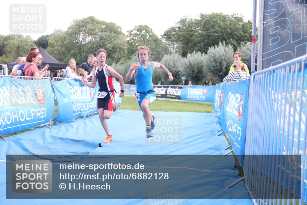 25.08.2024 - Elbe Triathlon Hamburg H.Heesch http://msf.ph/oto/6882128 25.08.2024 12:43:13 Ziel 1761, 1762 meine-sportfotos.de