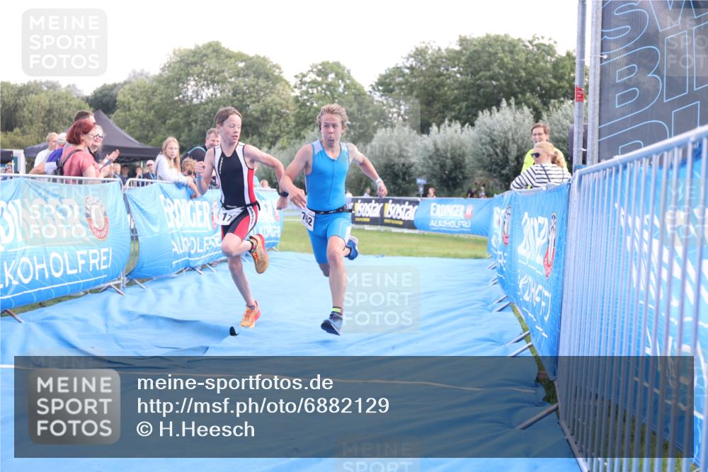 25.08.2024 - Elbe Triathlon Hamburg H.Heesch http://msf.ph/oto/6882129 25.08.2024 12:43:13 Ziel 1761, 1762 meine-sportfotos.de