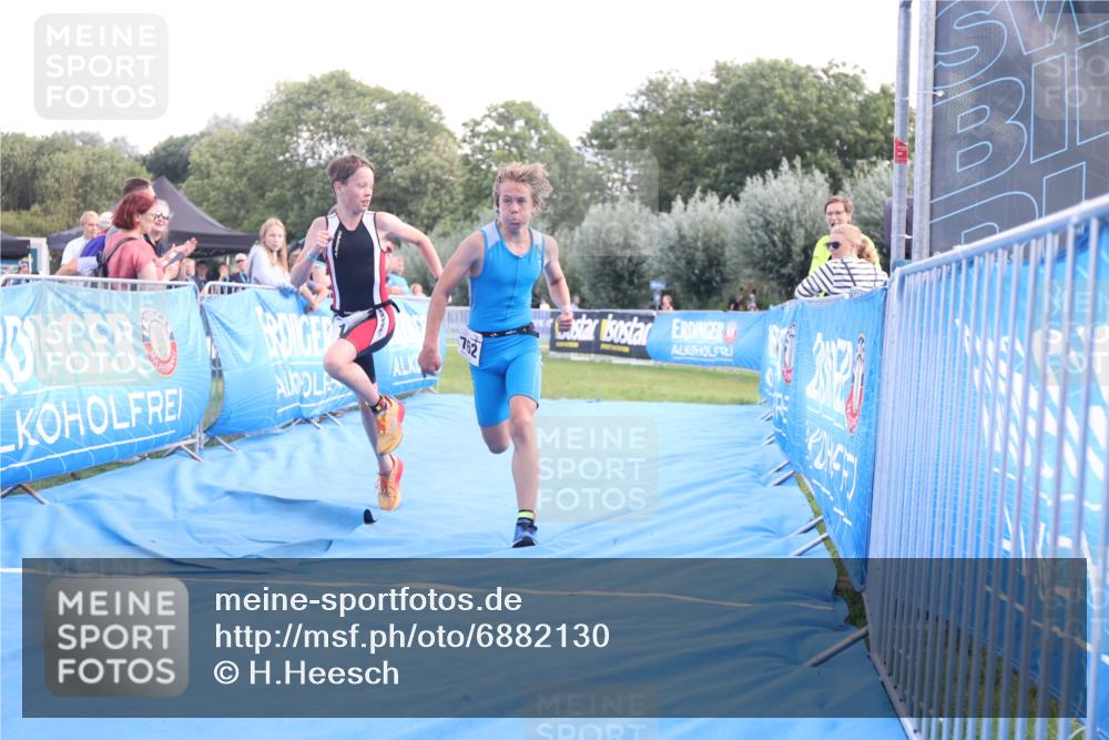 25.08.2024 - Elbe Triathlon Hamburg H.Heesch http://msf.ph/oto/6882130 25.08.2024 12:43:13 Ziel 1761, 1762 meine-sportfotos.de