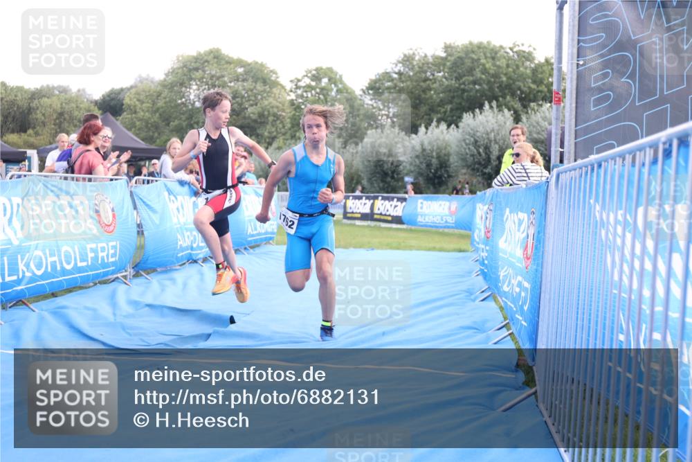 25.08.2024 - Elbe Triathlon Hamburg H.Heesch http://msf.ph/oto/6882131 25.08.2024 12:43:13 Ziel 1761, 1762 meine-sportfotos.de