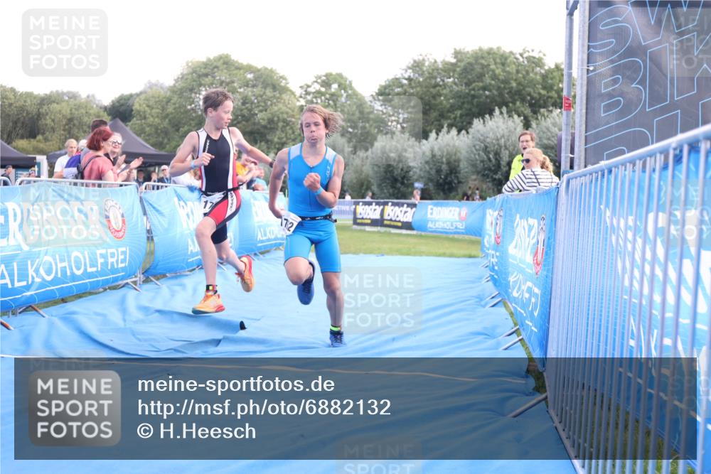 25.08.2024 - Elbe Triathlon Hamburg H.Heesch http://msf.ph/oto/6882132 25.08.2024 12:43:13 Ziel 1761, 1762 meine-sportfotos.de