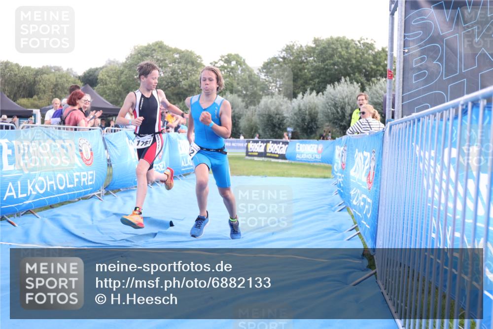 25.08.2024 - Elbe Triathlon Hamburg H.Heesch http://msf.ph/oto/6882133 25.08.2024 12:43:13 Ziel 1761, 1762 meine-sportfotos.de