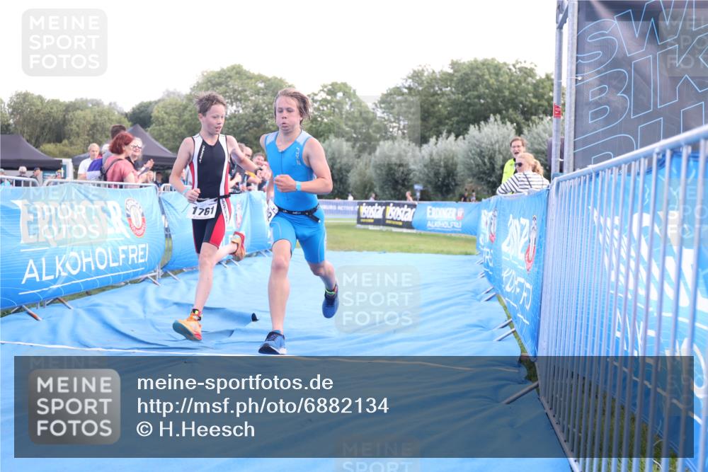 25.08.2024 - Elbe Triathlon Hamburg H.Heesch http://msf.ph/oto/6882134 25.08.2024 12:43:13 Ziel 1761, 1762 meine-sportfotos.de