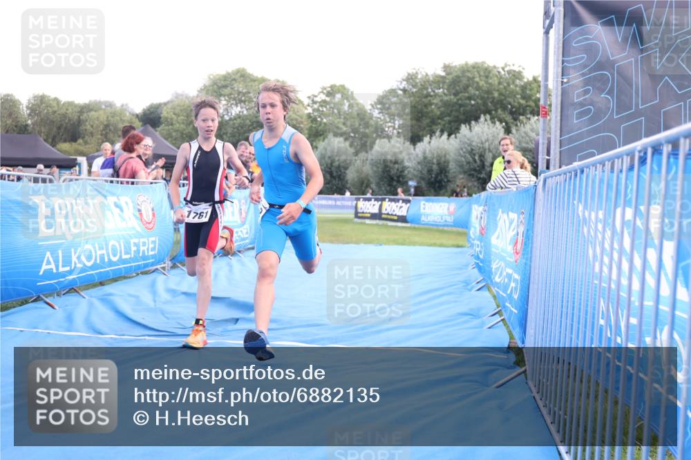 25.08.2024 - Elbe Triathlon Hamburg H.Heesch http://msf.ph/oto/6882135 25.08.2024 12:43:13 Ziel 1761, 1762 meine-sportfotos.de