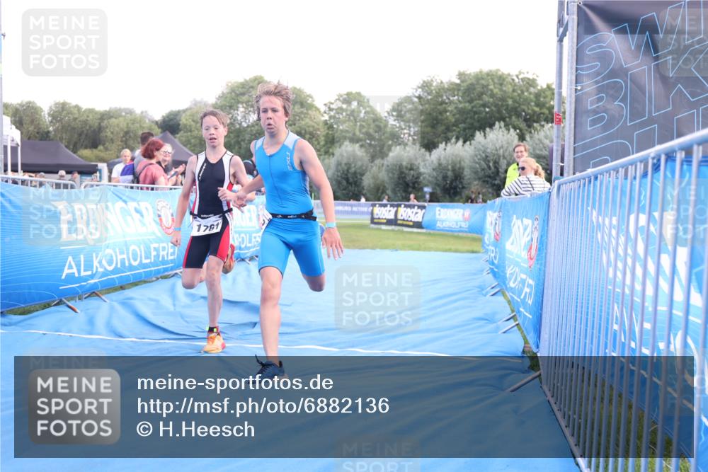 25.08.2024 - Elbe Triathlon Hamburg H.Heesch http://msf.ph/oto/6882136 25.08.2024 12:43:13 Ziel 1761, 1762 meine-sportfotos.de