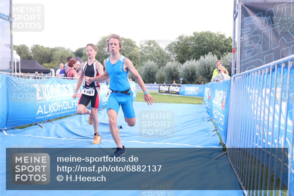 25.08.2024 - Elbe Triathlon Hamburg H.Heesch http://msf.ph/oto/6882137 25.08.2024 12:43:13 Ziel 1761, 1762 meine-sportfotos.de