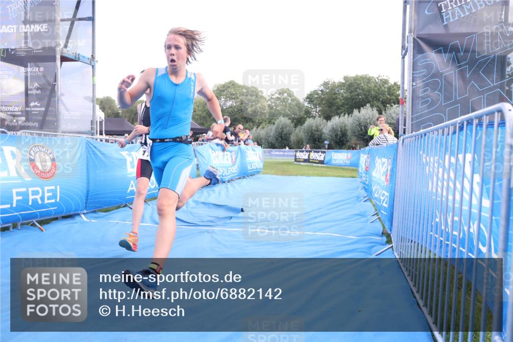 25.08.2024 - Elbe Triathlon Hamburg H.Heesch http://msf.ph/oto/6882142 25.08.2024 12:43:14 Ziel 1761, 1762, 1774 meine-sportfotos.de