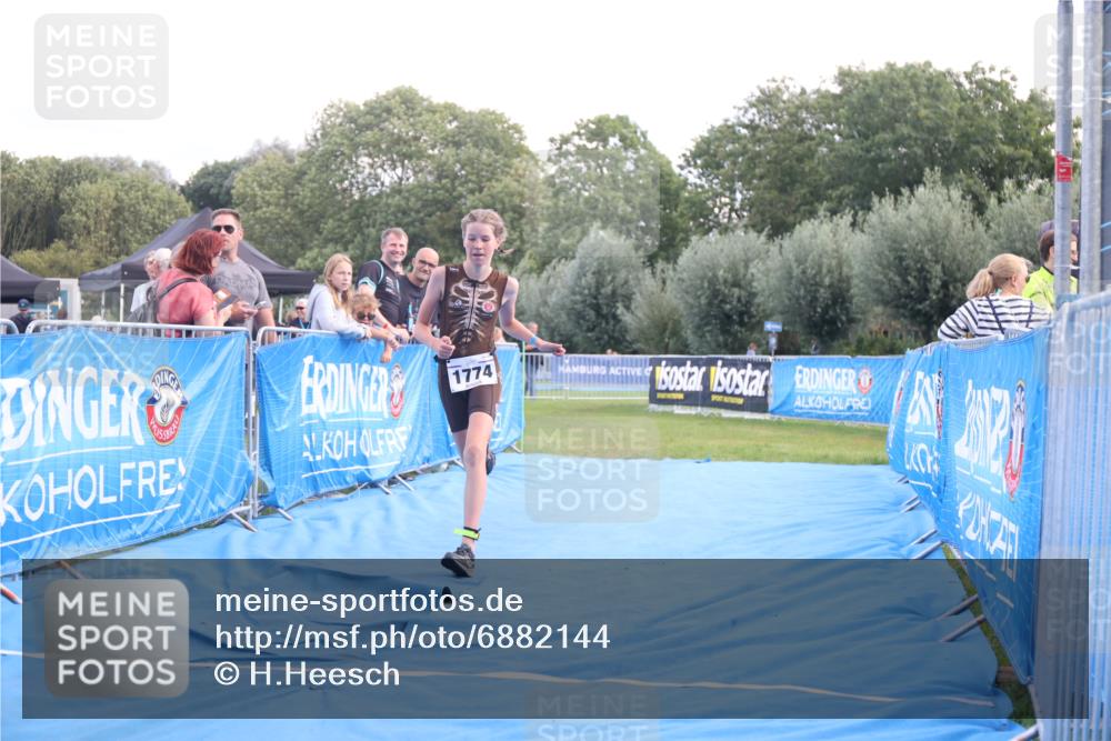 25.08.2024 - Elbe Triathlon Hamburg H.Heesch http://msf.ph/oto/6882144 25.08.2024 12:43:21 Ziel 1761, 1762, 1774 meine-sportfotos.de