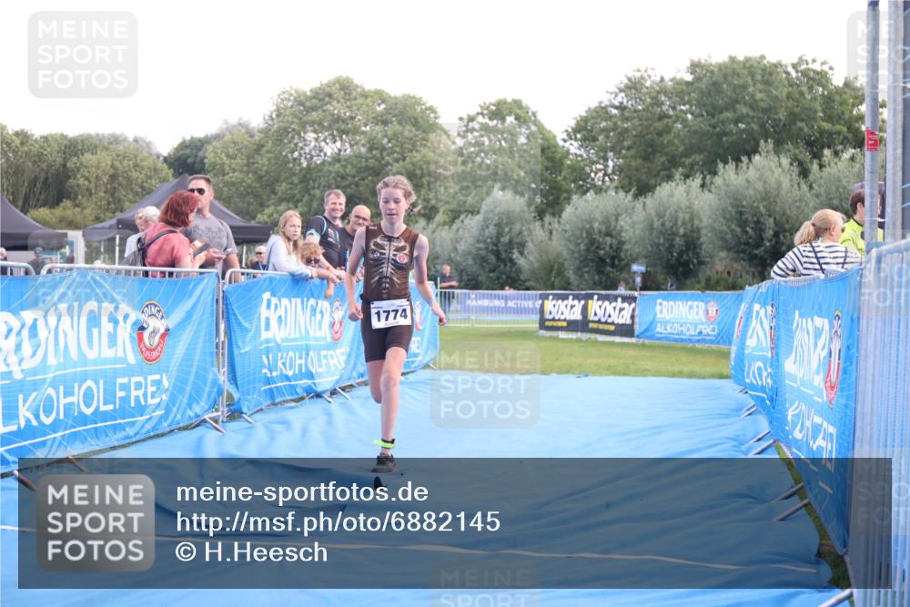 25.08.2024 - Elbe Triathlon Hamburg H.Heesch http://msf.ph/oto/6882145 25.08.2024 12:43:21 Ziel 1761, 1762, 1774 meine-sportfotos.de