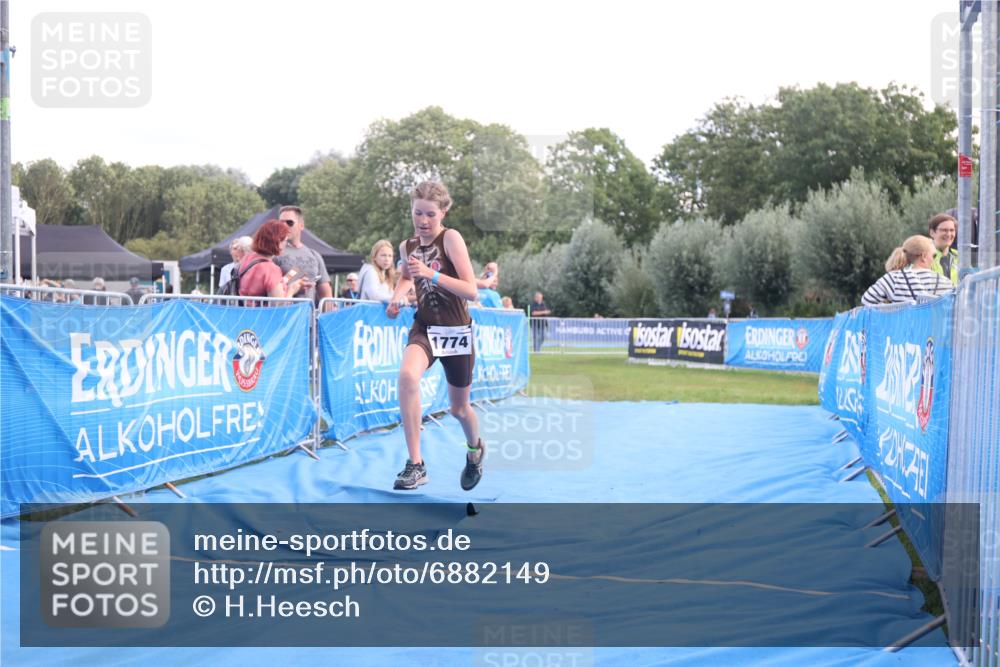 25.08.2024 - Elbe Triathlon Hamburg H.Heesch http://msf.ph/oto/6882149 25.08.2024 12:43:21 Ziel 1761, 1762, 1774 meine-sportfotos.de
