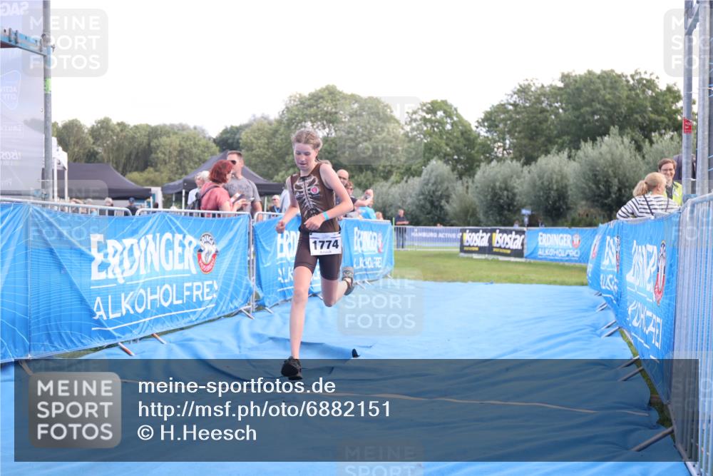 25.08.2024 - Elbe Triathlon Hamburg H.Heesch http://msf.ph/oto/6882151 25.08.2024 12:43:21 Ziel 1761, 1762, 1774 meine-sportfotos.de