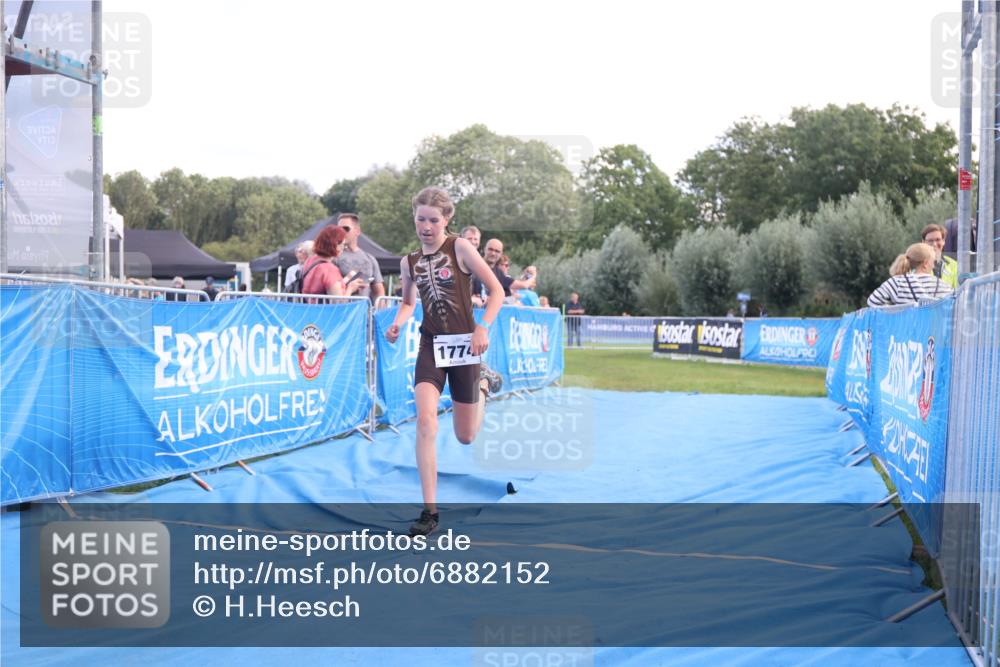 25.08.2024 - Elbe Triathlon Hamburg H.Heesch http://msf.ph/oto/6882152 25.08.2024 12:43:21 Ziel 1761, 1762, 1774 meine-sportfotos.de