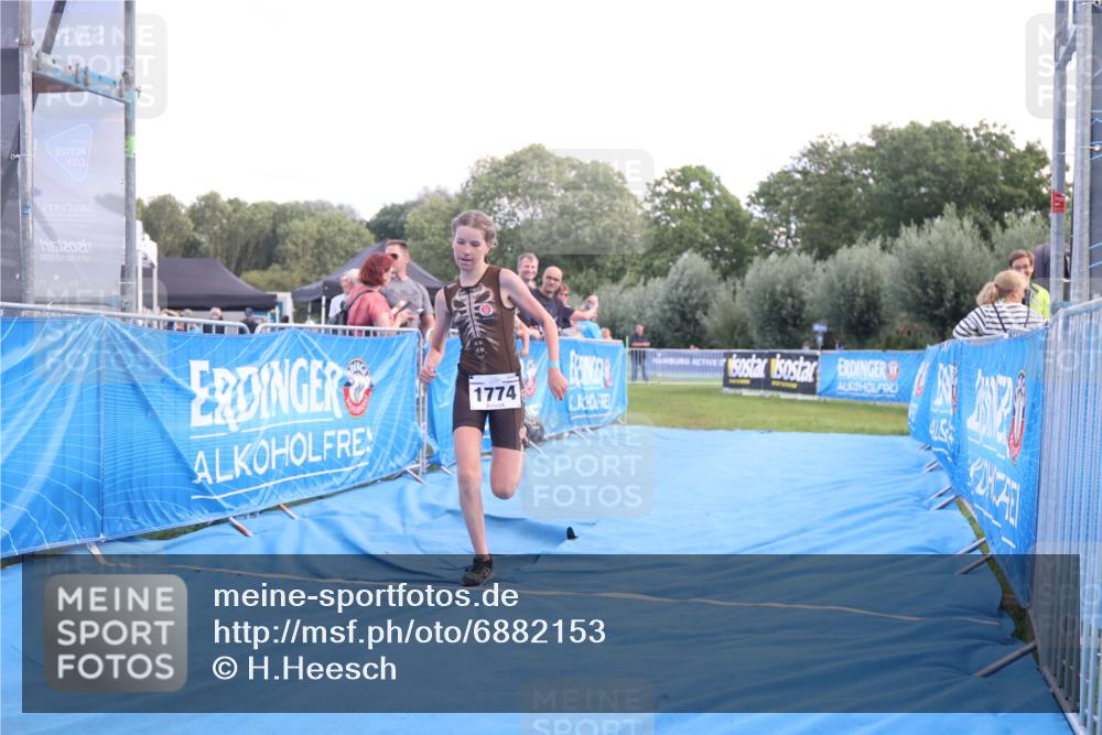 25.08.2024 - Elbe Triathlon Hamburg H.Heesch http://msf.ph/oto/6882153 25.08.2024 12:43:21 Ziel 1761, 1762, 1774 meine-sportfotos.de