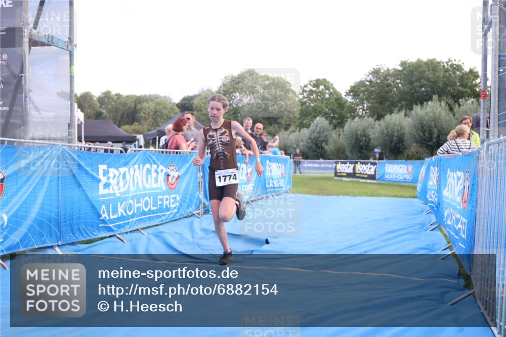 25.08.2024 - Elbe Triathlon Hamburg H.Heesch http://msf.ph/oto/6882154 25.08.2024 12:43:21 Ziel 1761, 1762, 1774 meine-sportfotos.de