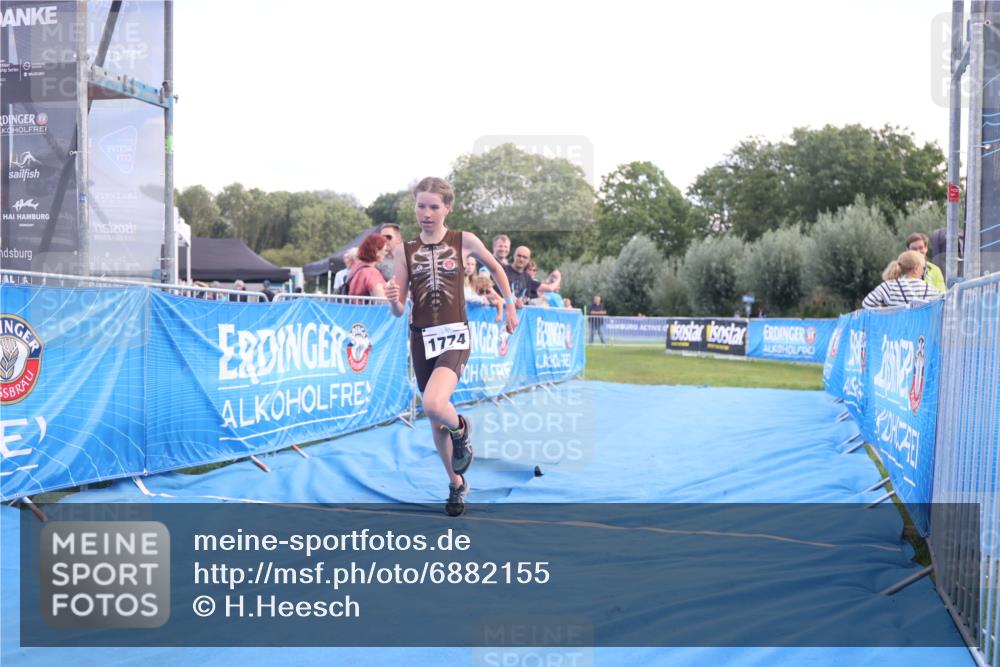 25.08.2024 - Elbe Triathlon Hamburg H.Heesch http://msf.ph/oto/6882155 25.08.2024 12:43:21 Ziel 1761, 1762, 1774 meine-sportfotos.de