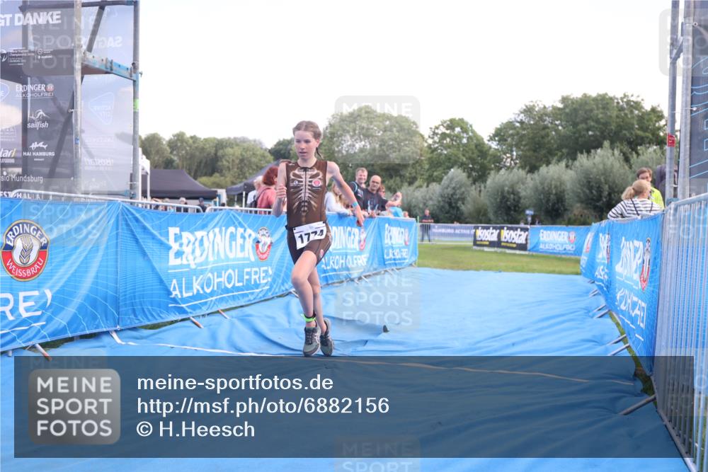 25.08.2024 - Elbe Triathlon Hamburg H.Heesch http://msf.ph/oto/6882156 25.08.2024 12:43:21 Ziel 1761, 1762, 1774 meine-sportfotos.de