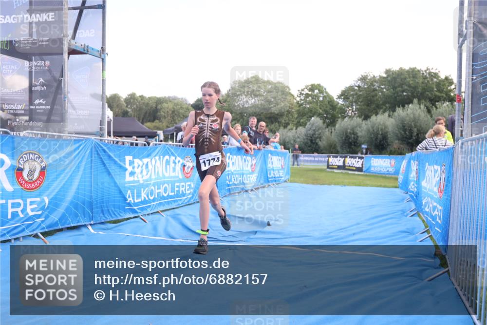 25.08.2024 - Elbe Triathlon Hamburg H.Heesch http://msf.ph/oto/6882157 25.08.2024 12:43:21 Ziel 1761, 1762, 1774 meine-sportfotos.de
