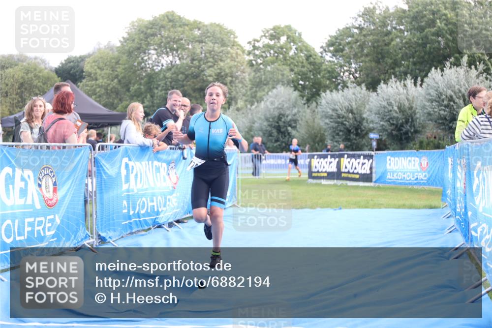 25.08.2024 - Elbe Triathlon Hamburg H.Heesch http://msf.ph/oto/6882194 25.08.2024 12:43:55 Ziel 1744, 1745 meine-sportfotos.de
