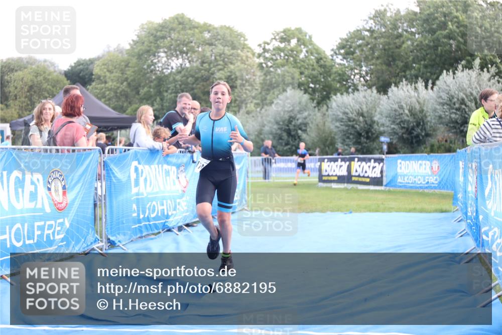 25.08.2024 - Elbe Triathlon Hamburg H.Heesch http://msf.ph/oto/6882195 25.08.2024 12:43:55 Ziel 1744, 1745 meine-sportfotos.de