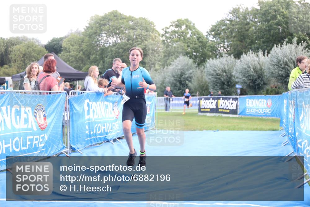 25.08.2024 - Elbe Triathlon Hamburg H.Heesch http://msf.ph/oto/6882196 25.08.2024 12:43:55 Ziel 1744, 1745 meine-sportfotos.de