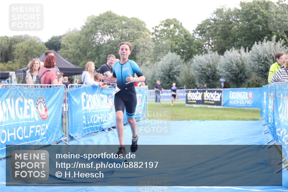 25.08.2024 - Elbe Triathlon Hamburg H.Heesch http://msf.ph/oto/6882197 25.08.2024 12:43:55 Ziel 1744, 1745 meine-sportfotos.de