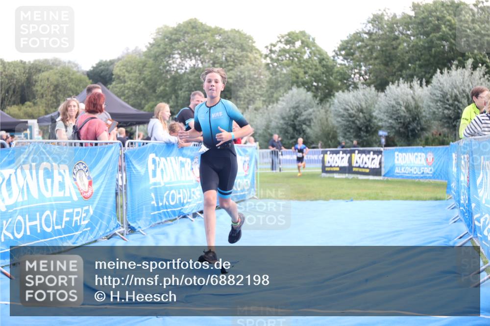 25.08.2024 - Elbe Triathlon Hamburg H.Heesch http://msf.ph/oto/6882198 25.08.2024 12:43:56 Ziel 1744, 1745 meine-sportfotos.de