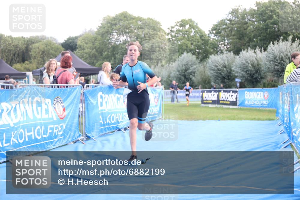 25.08.2024 - Elbe Triathlon Hamburg H.Heesch http://msf.ph/oto/6882199 25.08.2024 12:43:56 Ziel 1744, 1745 meine-sportfotos.de