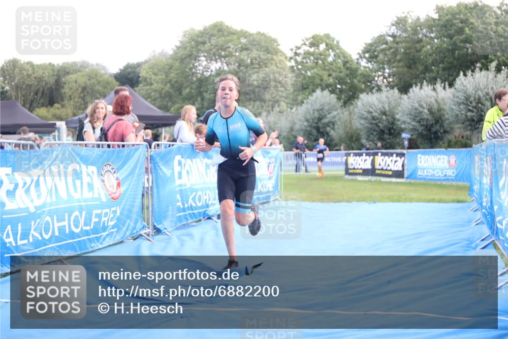 25.08.2024 - Elbe Triathlon Hamburg H.Heesch http://msf.ph/oto/6882200 25.08.2024 12:43:56 Ziel 1744, 1745 meine-sportfotos.de
