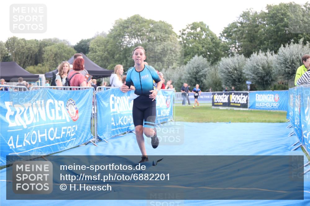 25.08.2024 - Elbe Triathlon Hamburg H.Heesch http://msf.ph/oto/6882201 25.08.2024 12:43:56 Ziel 1744, 1745 meine-sportfotos.de