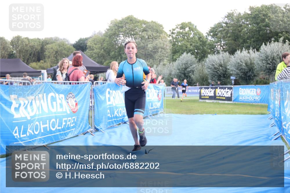25.08.2024 - Elbe Triathlon Hamburg H.Heesch http://msf.ph/oto/6882202 25.08.2024 12:43:56 Ziel 1744, 1745 meine-sportfotos.de