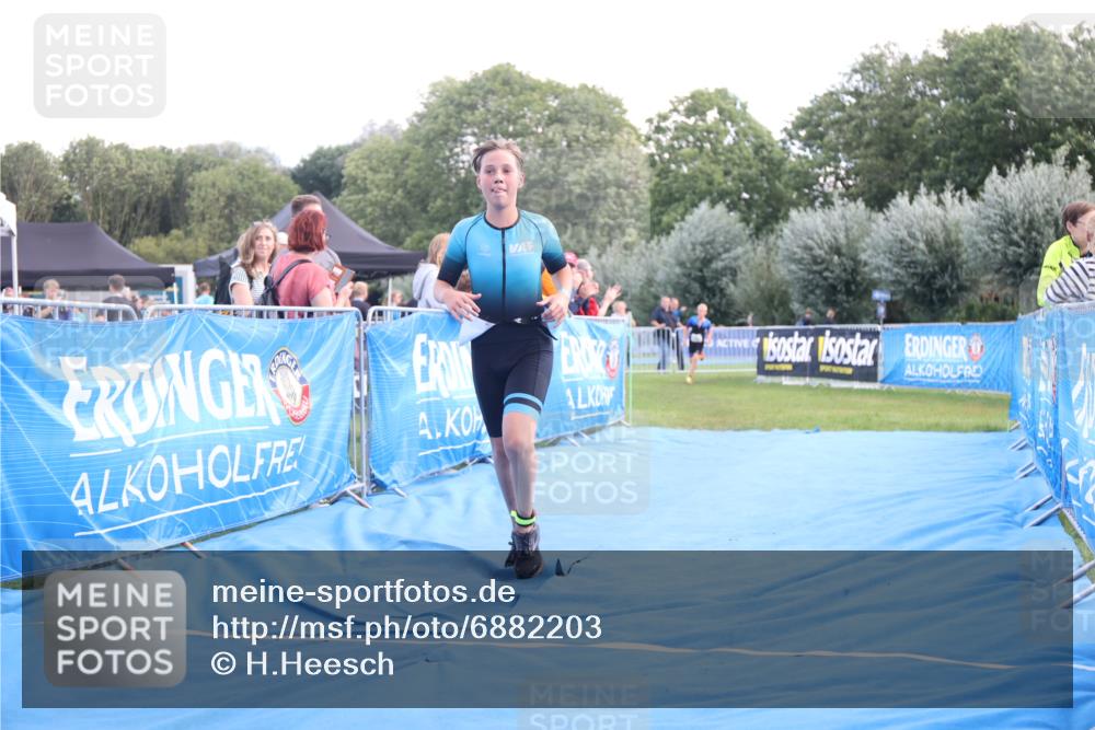 25.08.2024 - Elbe Triathlon Hamburg H.Heesch http://msf.ph/oto/6882203 25.08.2024 12:43:56 Ziel 1744, 1745 meine-sportfotos.de