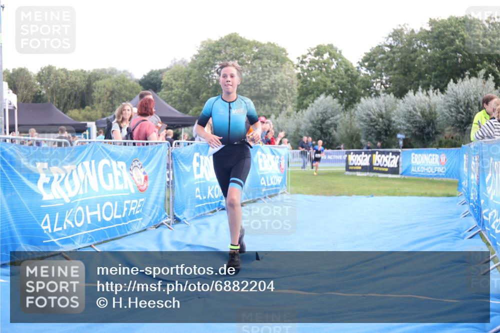 25.08.2024 - Elbe Triathlon Hamburg H.Heesch http://msf.ph/oto/6882204 25.08.2024 12:43:56 Ziel 1744, 1745 meine-sportfotos.de