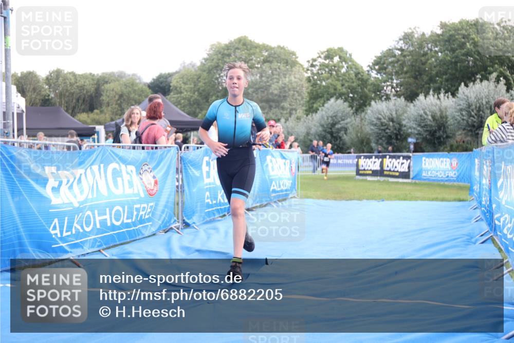 25.08.2024 - Elbe Triathlon Hamburg H.Heesch http://msf.ph/oto/6882205 25.08.2024 12:43:56 Ziel 1744, 1745 meine-sportfotos.de
