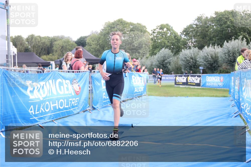 25.08.2024 - Elbe Triathlon Hamburg H.Heesch http://msf.ph/oto/6882206 25.08.2024 12:43:56 Ziel 1744, 1745 meine-sportfotos.de