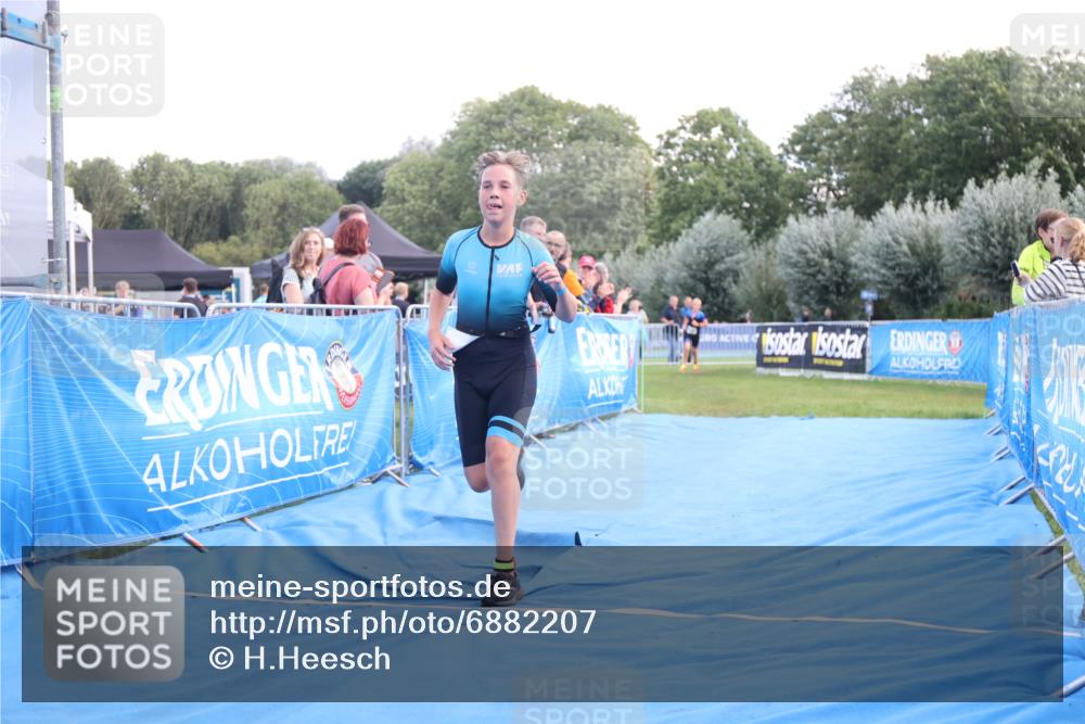 25.08.2024 - Elbe Triathlon Hamburg H.Heesch http://msf.ph/oto/6882207 25.08.2024 12:43:56 Ziel 1744, 1745 meine-sportfotos.de