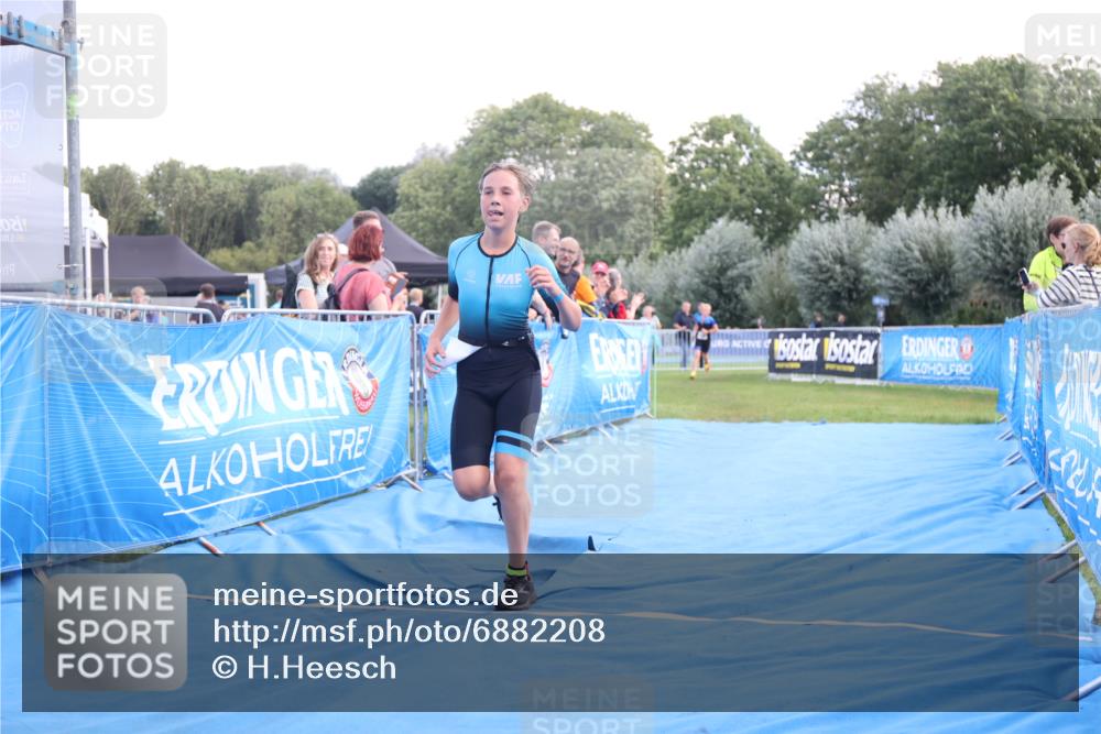 25.08.2024 - Elbe Triathlon Hamburg H.Heesch http://msf.ph/oto/6882208 25.08.2024 12:43:56 Ziel 1744, 1745 meine-sportfotos.de