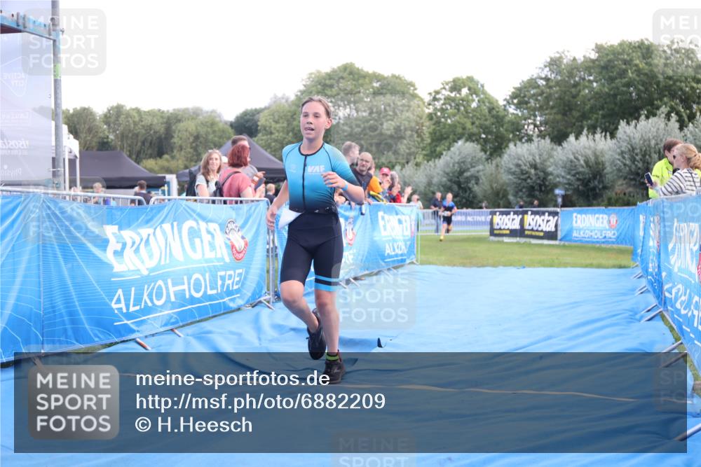 25.08.2024 - Elbe Triathlon Hamburg H.Heesch http://msf.ph/oto/6882209 25.08.2024 12:43:56 Ziel 1744, 1745 meine-sportfotos.de