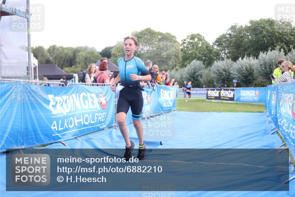 25.08.2024 - Elbe Triathlon Hamburg H.Heesch http://msf.ph/oto/6882210 25.08.2024 12:43:56 Ziel 1744, 1745 meine-sportfotos.de