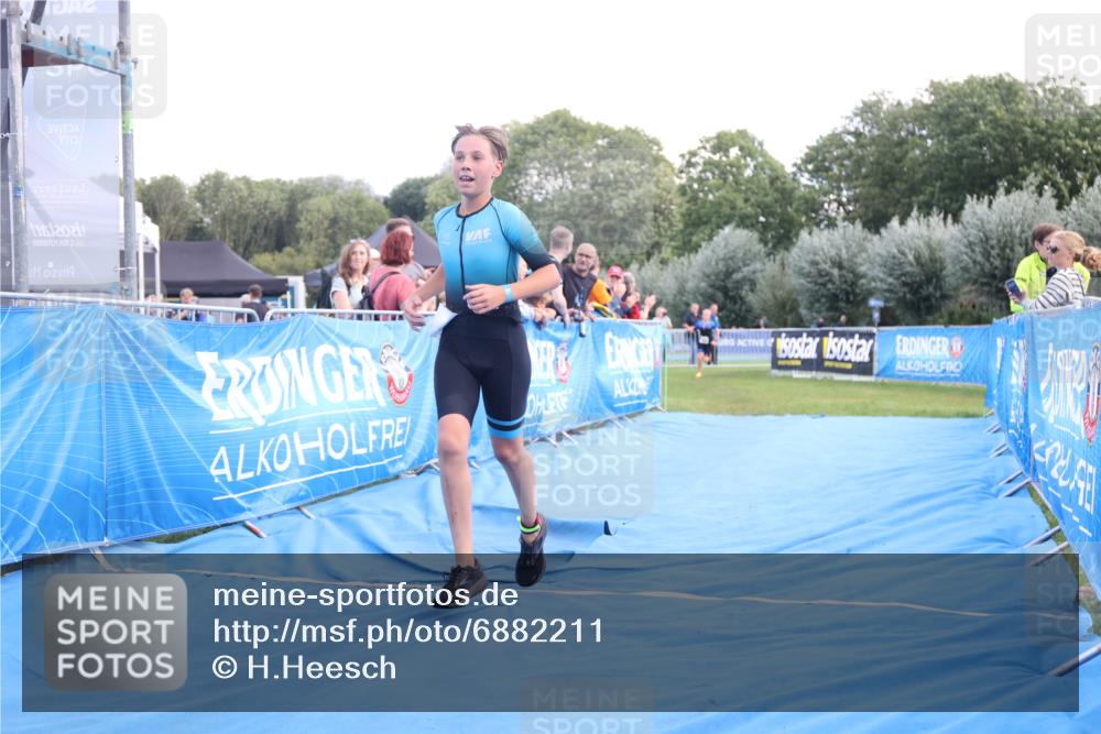 25.08.2024 - Elbe Triathlon Hamburg H.Heesch http://msf.ph/oto/6882211 25.08.2024 12:43:56 Ziel 1744, 1745 meine-sportfotos.de
