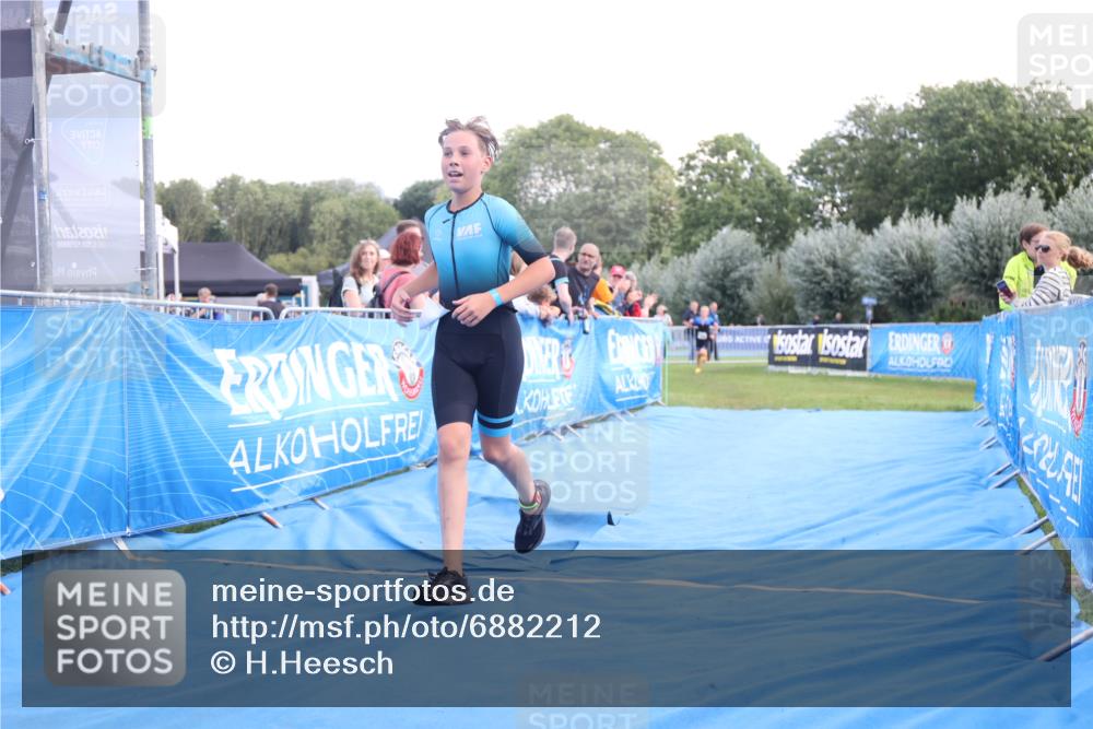 25.08.2024 - Elbe Triathlon Hamburg H.Heesch http://msf.ph/oto/6882212 25.08.2024 12:43:56 Ziel 1744, 1745 meine-sportfotos.de